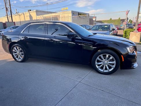 Used 2018 Chrysler 300 Touring w/ Touring-L Group AWD/4WD image 4