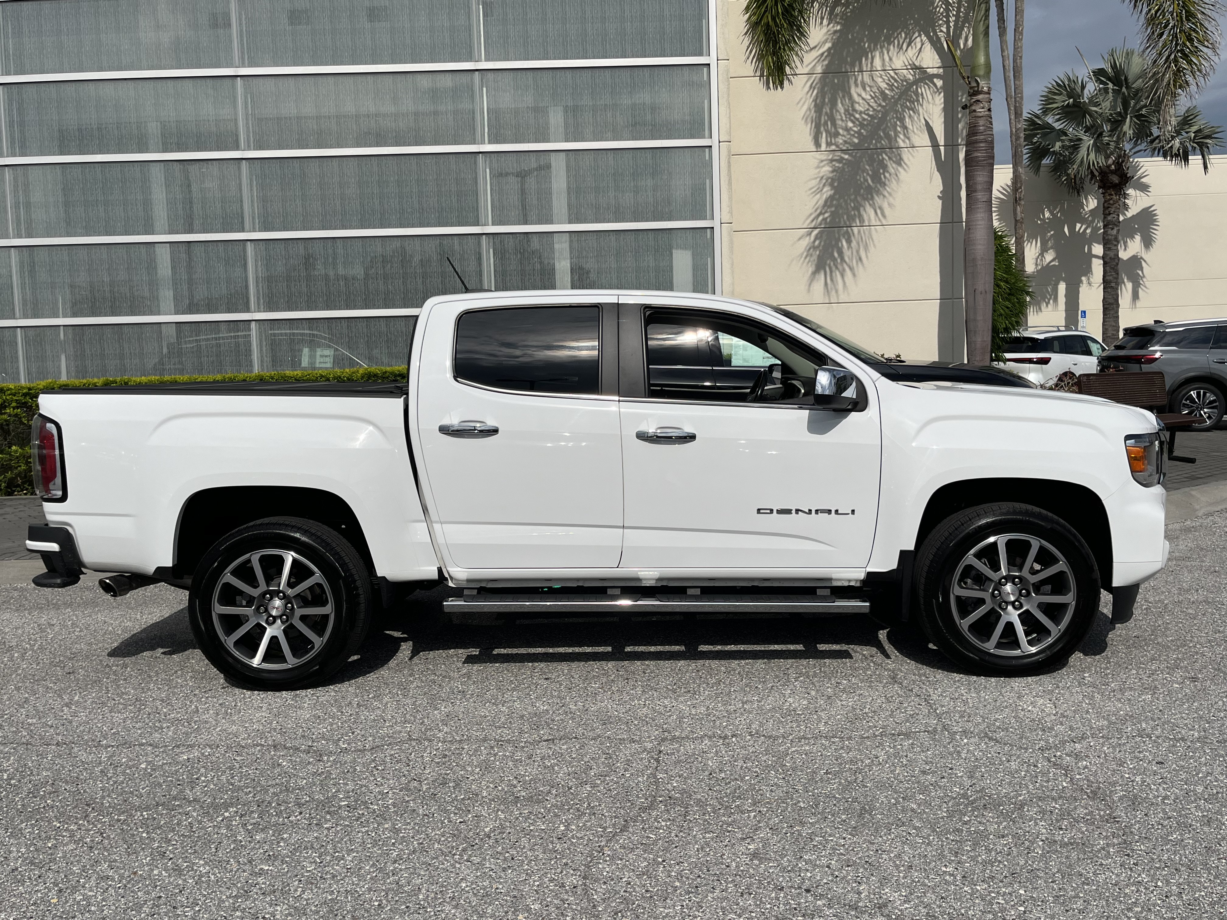 Used 2022 GMC Canyon Denali RWD image 9