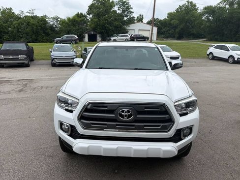 Used 2017 Toyota Tacoma Limited AWD/4WD image 3