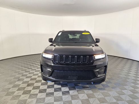 Used 2023 Jeep Grand Cherokee Altitude image 8