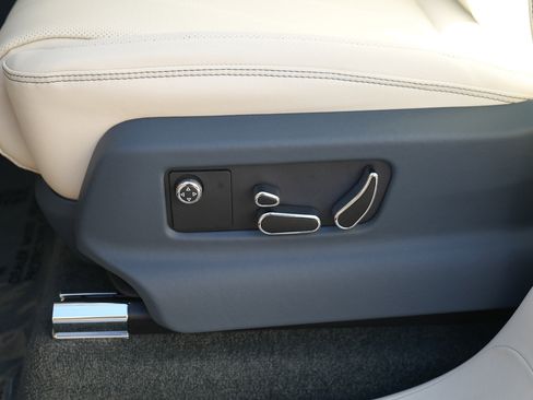 New 2026 Bentley Bentayga image 25