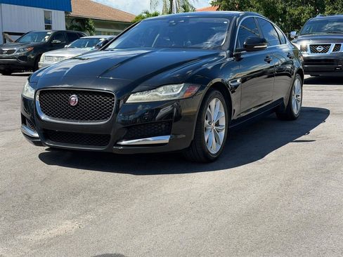 Used 2018 Jaguar XF Premium RWD image 2