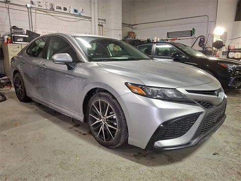 Used 2023 Toyota Camry SE image 1