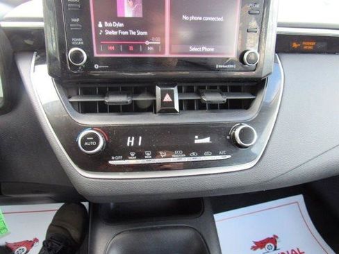 Used 2022 Toyota Corolla LE image 18