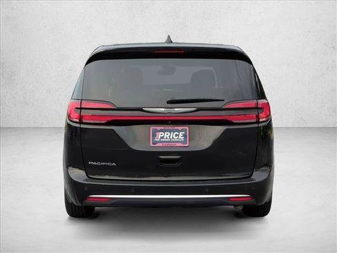 Used 2023 Chrysler Pacifica Touring-L FWD image 7