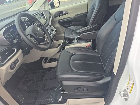 Used 2024 Chrysler Pacifica Touring-L image 12