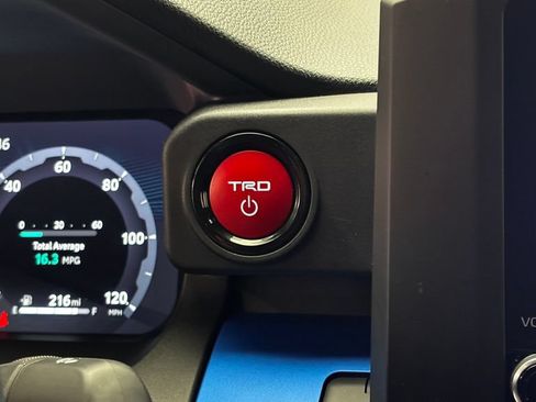 Used 2025 Toyota Tacoma TRD Sport AWD/4WD image 31