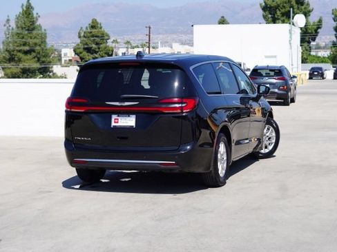 Used 2025 Chrysler Pacifica Select FWD image 8