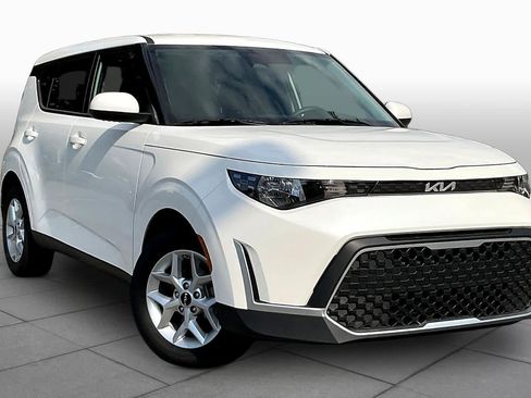 Used 2025 Kia Soul LX w/ LX Technology Package FWD image 3