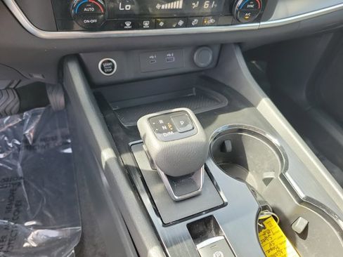 Used 2023 Nissan Rogue SV image 30