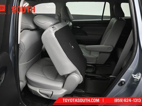 Used 2022 Toyota Highlander XLE AWD/4WD image 31