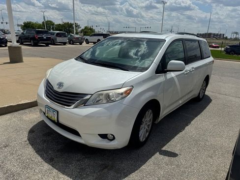 Used 2015 Toyota Sienna XLE AWD/4WD image 2