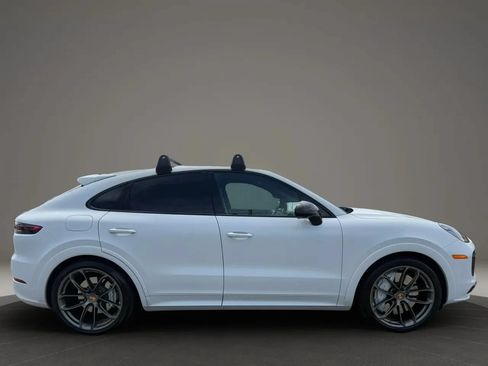Used 2022 Porsche Cayenne Turbo AWD/4WD image 2