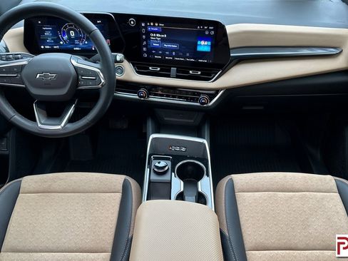 Used 2025 Chevrolet Equinox ACTIV w/ Convenience Package III image 16