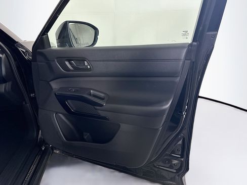 Used 2025 Nissan Pathfinder SV FWD image 33