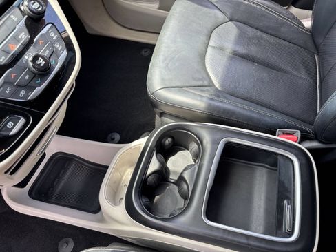 Used 2022 Chrysler Pacifica Touring-L FWD image 44