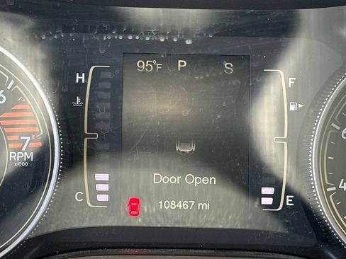 Used 2018 Jeep Cherokee Latitude w/ Altitude Package FWD image 12