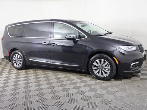 Used 2023 Chrysler Pacifica Limited FWD image 21