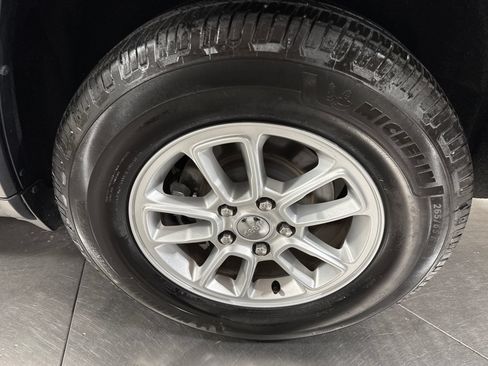 Used 2019 Jeep Grand Cherokee Laredo AWD/4WD image 12