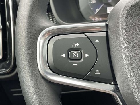 Used 2022 Volvo XC40 T5 R-Design w/ Climate Package image 22