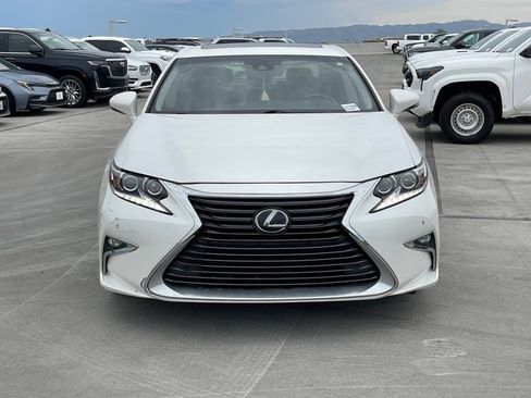 Used 2017 Lexus ES 300h w/ Luxury Package FWD image 3