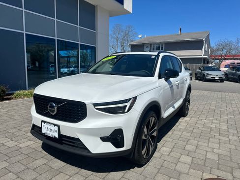 Used 2025 Volvo XC40 B5 Ultra AWD/4WD image 3