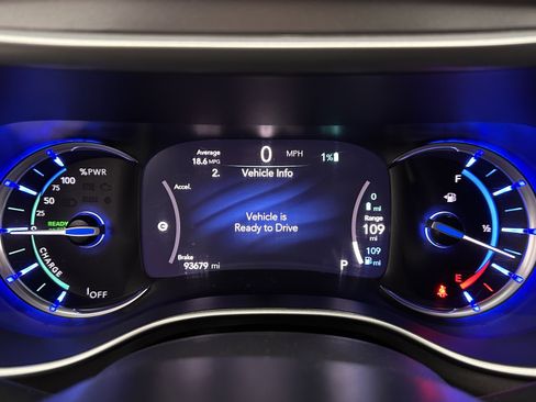 Used 2022 Chrysler Pacifica Touring-L w/ Uconnect Theater Family Group image 18