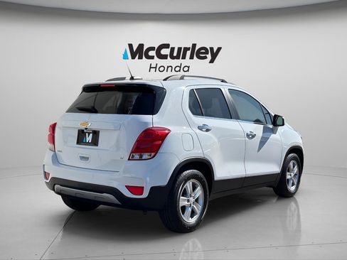 Used 2018 Chevrolet Trax LT w/ LT Convenience Package FWD image 3