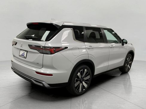 New 2025 Mitsubishi Outlander SE image 3