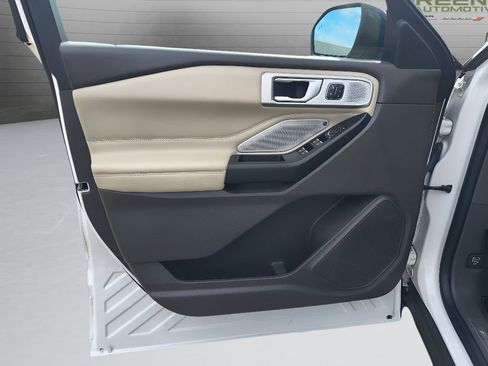 Used 2020 Ford Explorer Platinum w/ Premium Technology Package image 16