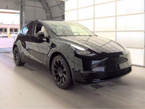 Used 2023 Tesla Model Y AWD image 4