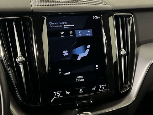 Used 2021 Volvo XC60 T5 Momentum w/ Premium Package image 18