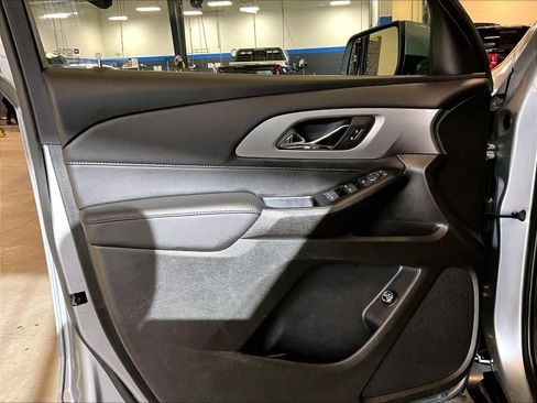 Used 2023 Chevrolet Traverse LT image 9