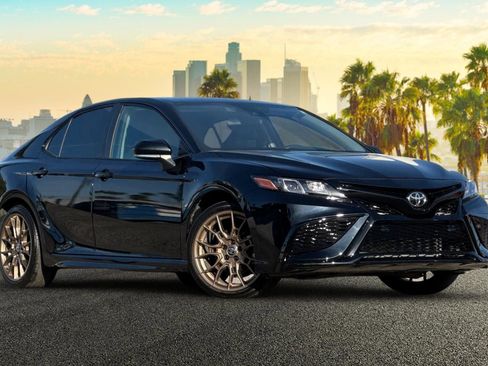 Used 2024 Toyota Camry SE image 2