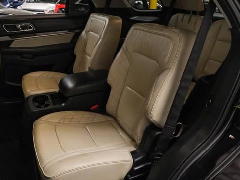 Used 2018 Ford Explorer Platinum image 36