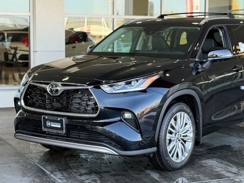 New 2026 Toyota Highlander Platinum image 3