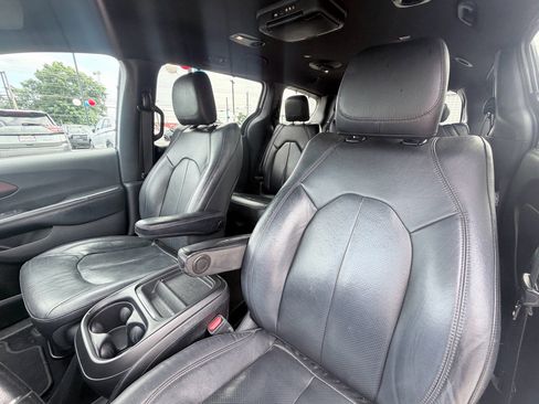 Used 2020 Chrysler Pacifica Touring-L FWD image 22