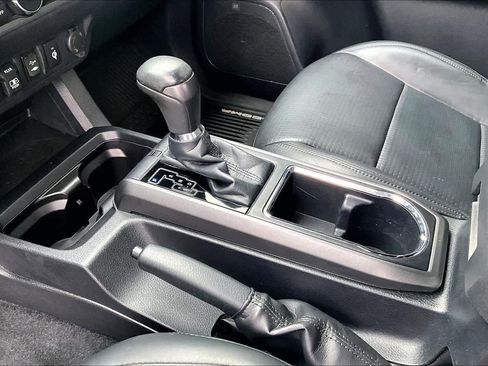 Used 2018 Toyota Tacoma TRD Sport image 18