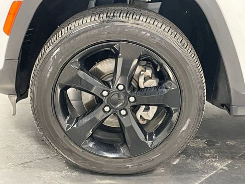 Used 2023 Jeep Grand Cherokee Altitude image 17