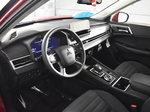 Used 2025 Mitsubishi Outlander SE image 2