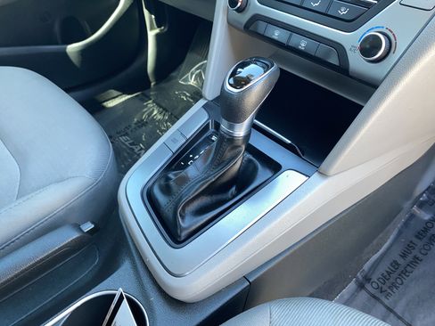 Used 2017 Hyundai Elantra SE FWD image 16