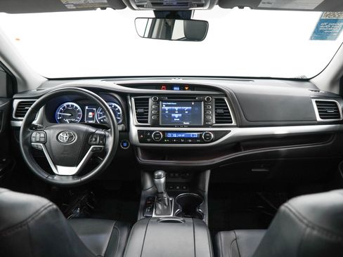 Used 2018 Toyota Highlander XLE AWD/4WD image 14