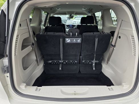 Used 2020 Chrysler Pacifica Touring w/ Advanced Safetytec Group FWD image 30