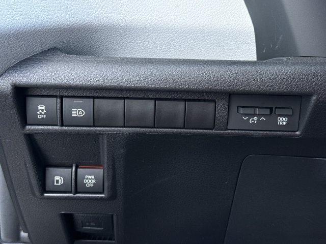 Used 2025 Toyota Sienna XLE FWD image 25