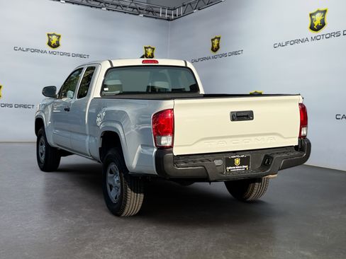 Used 2017 Toyota Tacoma SR image 3