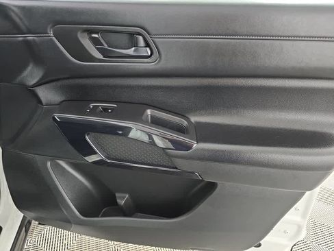 Used 2025 Nissan Pathfinder SV image 8