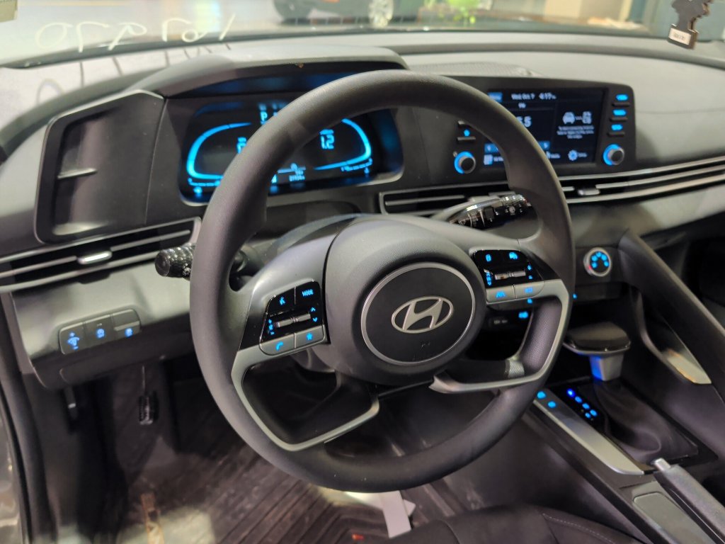 Used 2026 Hyundai Elantra SE FWD image 5