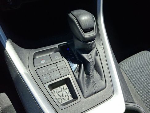 Used 2022 Toyota RAV4 LE AWD/4WD image 4