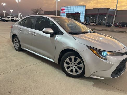 Used 2022 Toyota Corolla LE image 3