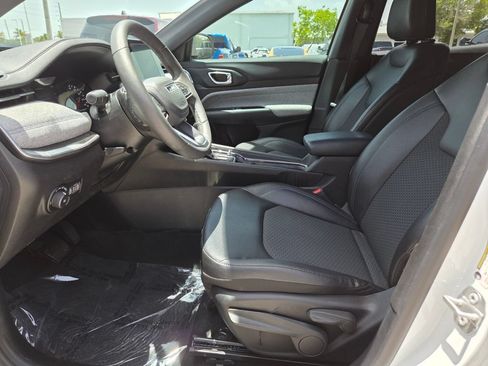 Used 2025 Jeep Compass Latitude AWD/4WD image 28